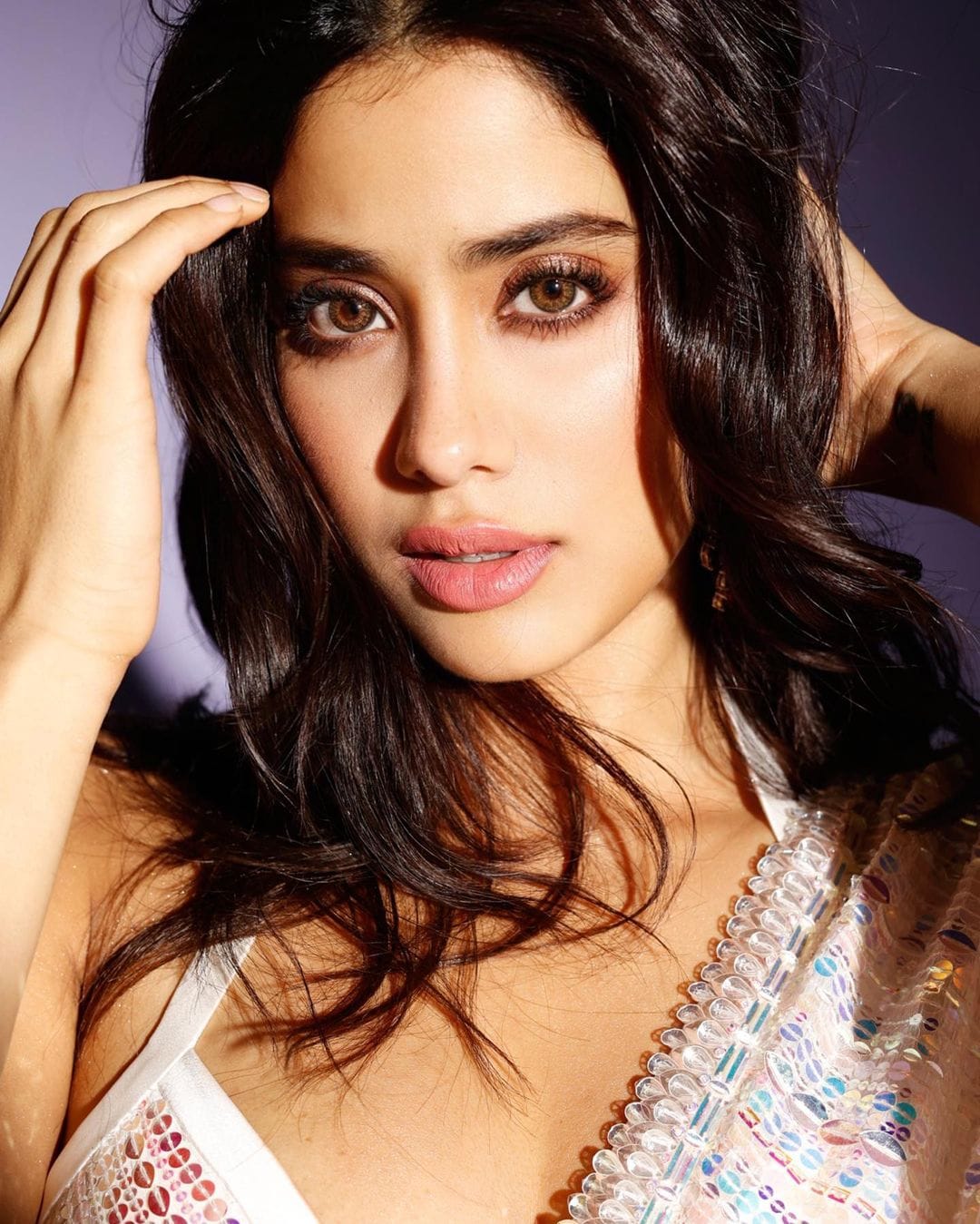 Janhvi Kapoor keeps her makeup minimal by opting for a barely-there look.