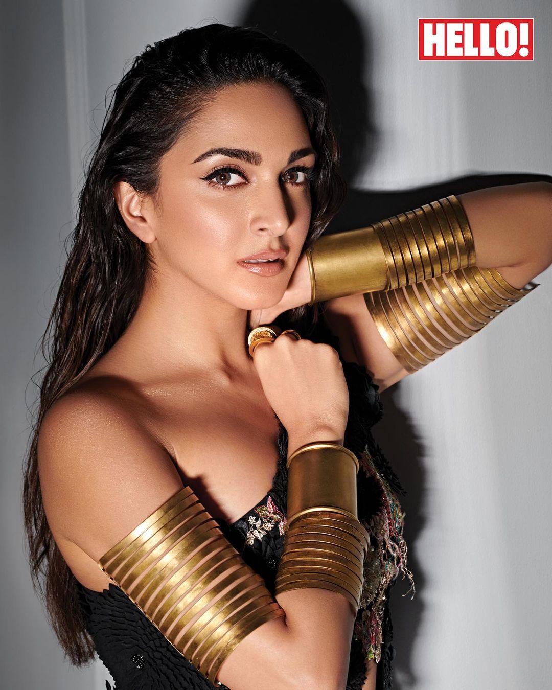 Kiara Advani gives Clepatra vibes in the golden arm bands and wrist bangles