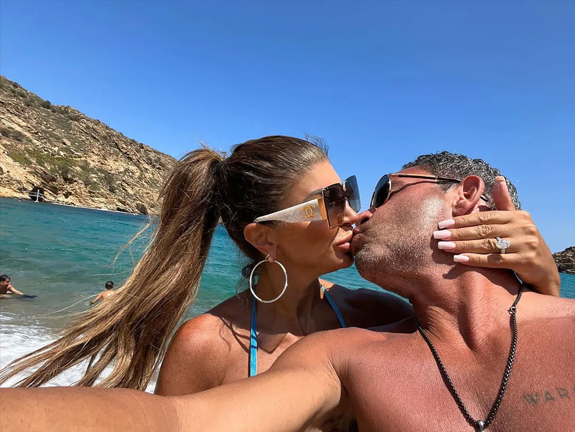 Teresa Giudice and Luis Ruelas kiss on their honeymoon