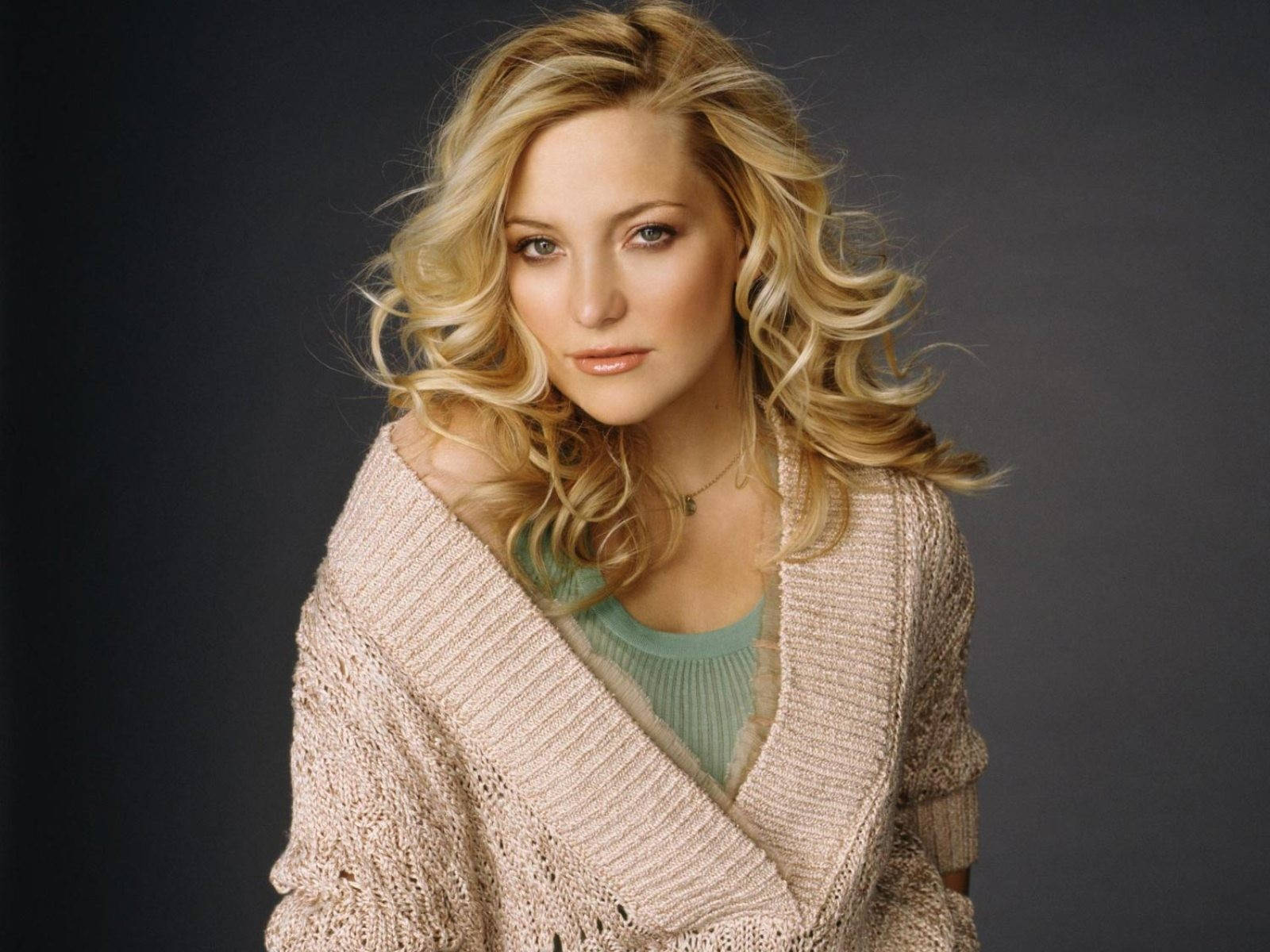 A Captivating Image Of Kate Hudson Wearing Casual Attire While Posing For The Camera.