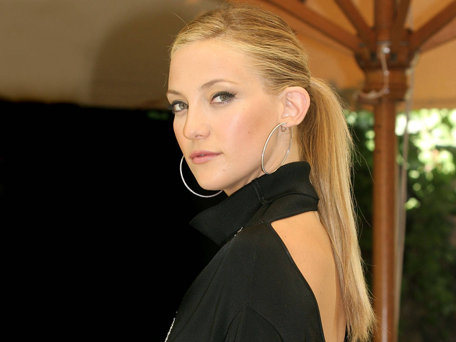 A Stunning Image Of Kate Hudson Features Her Elegant Looks With Her Long Blonde Hair And Black Outfit