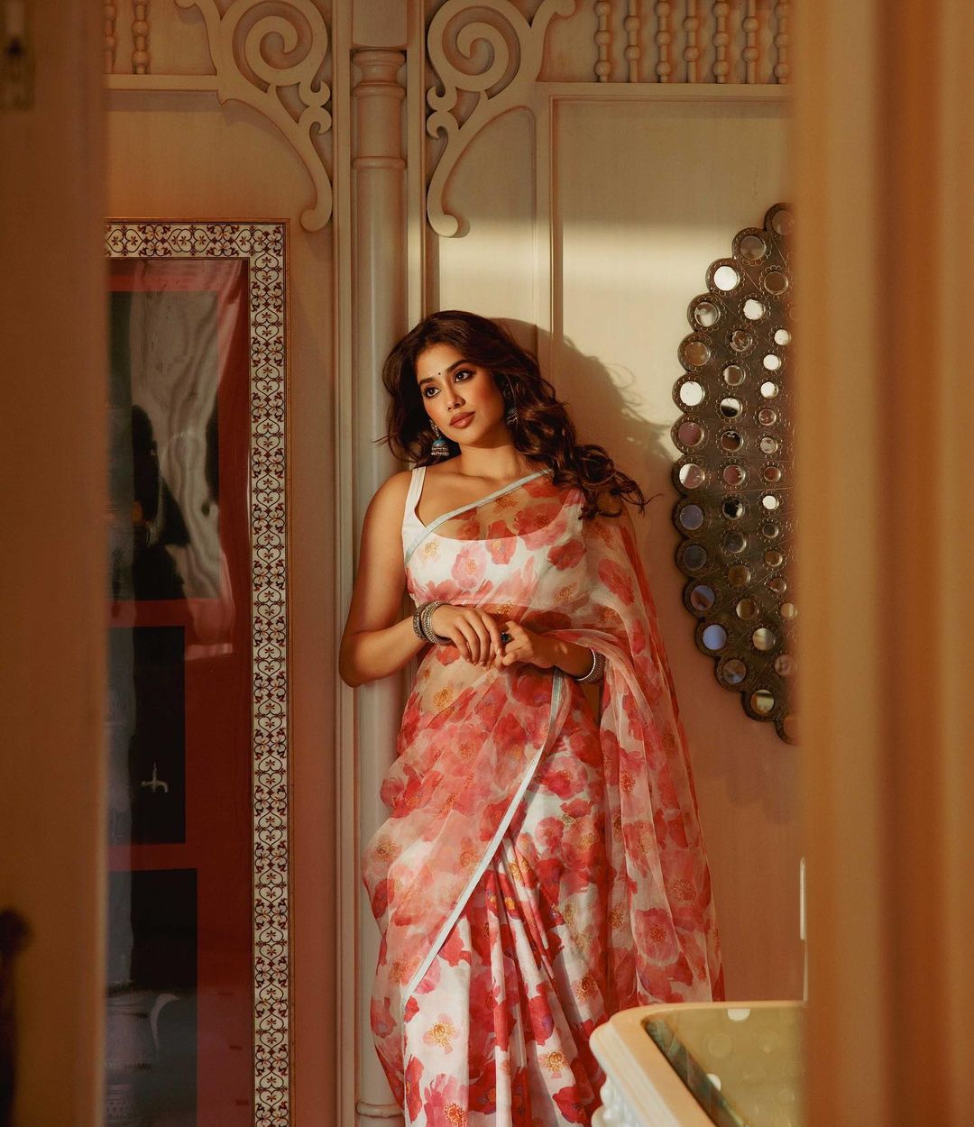 Janhvi Kapoor gives retro charm in the floral chiffon saree