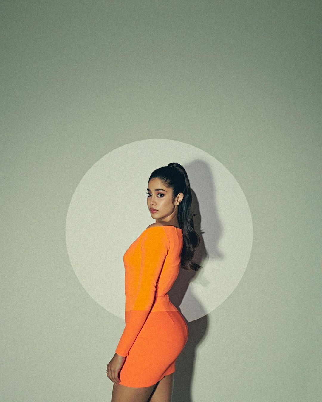 Janhvi Kapoor flaunts her curves in the orange bodycon dress