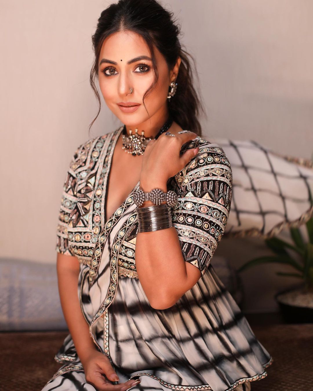 Hina Khan looks spectacular in the black and white saree