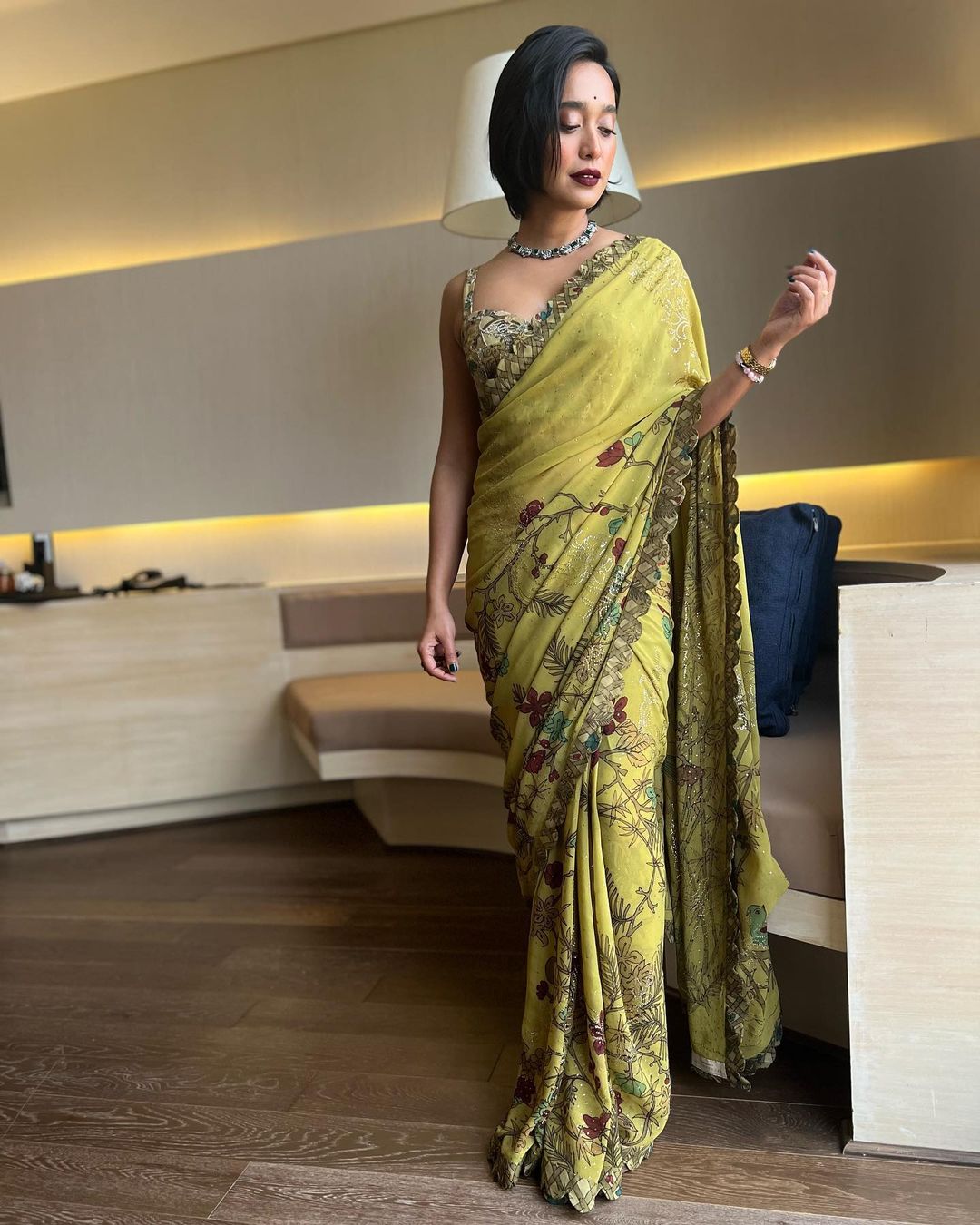 Sayani Gupta looks elegant in the green floral printed saree