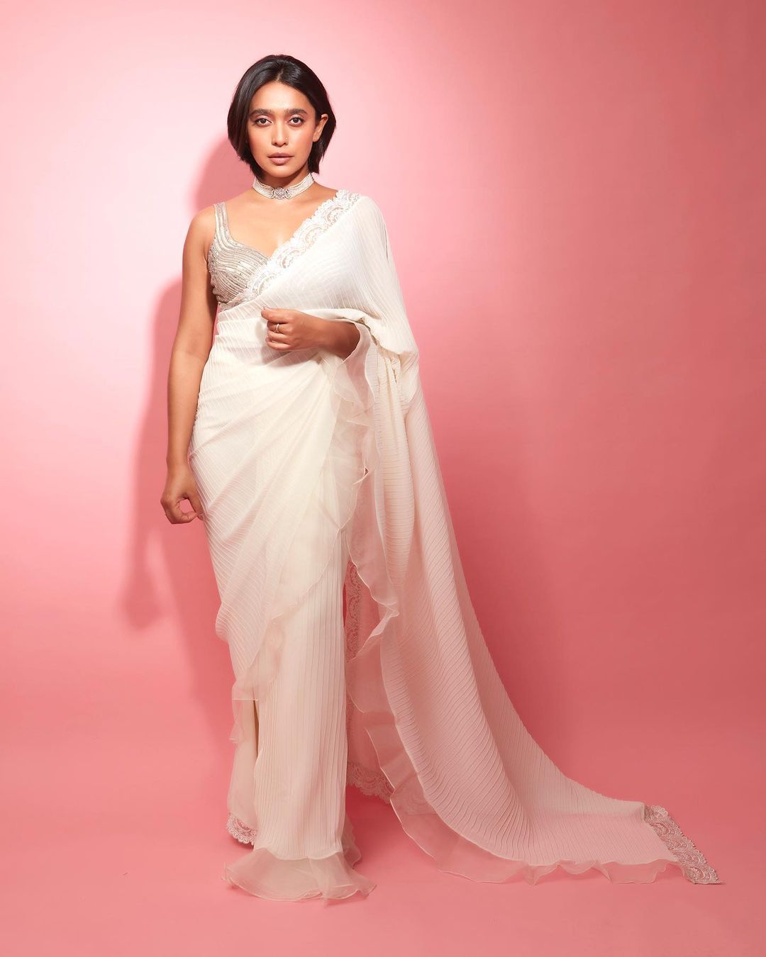 Sayani Gupta looks graceful in a plain white chiffon saree