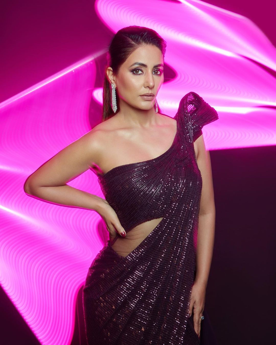 Hina Khan accessorises the look with a pair of sleek diamond earrings