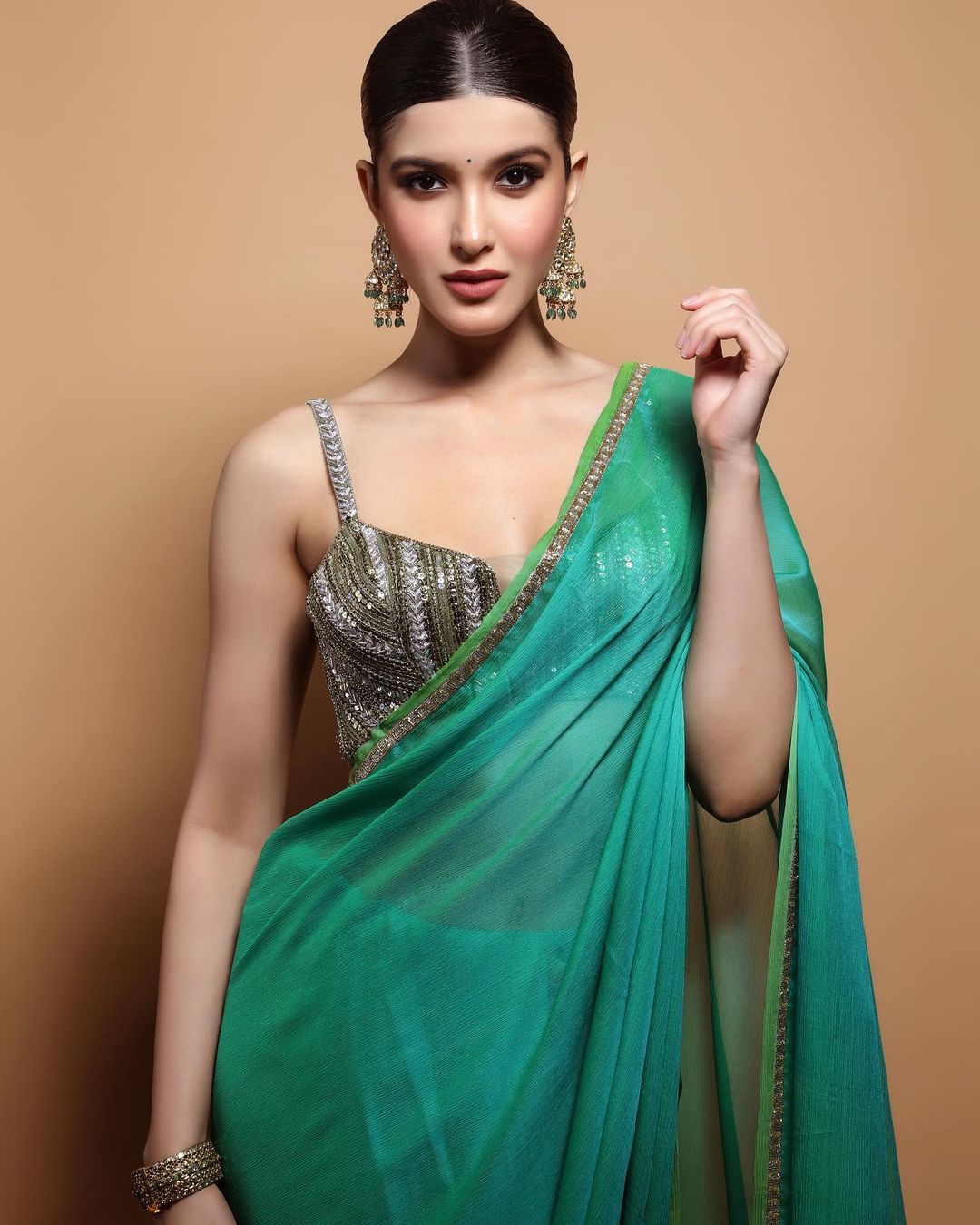 Shanaya Kapoor looks glorious in the green saree