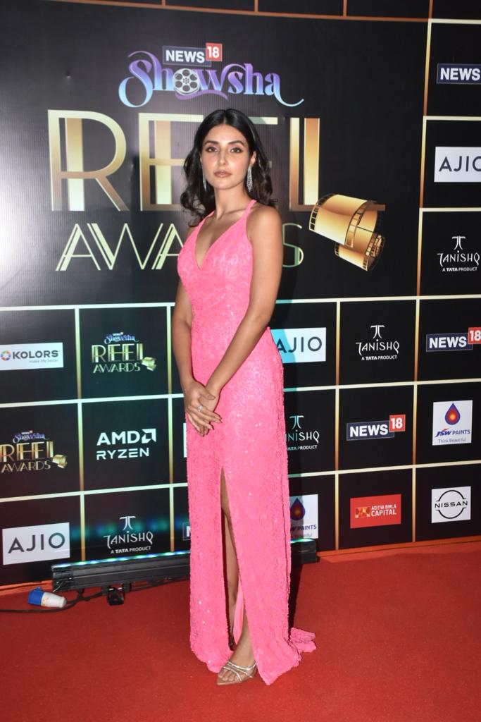 Harshita Gaur in pink shimmery dress at the News18 Showsha Reel Awards 2023