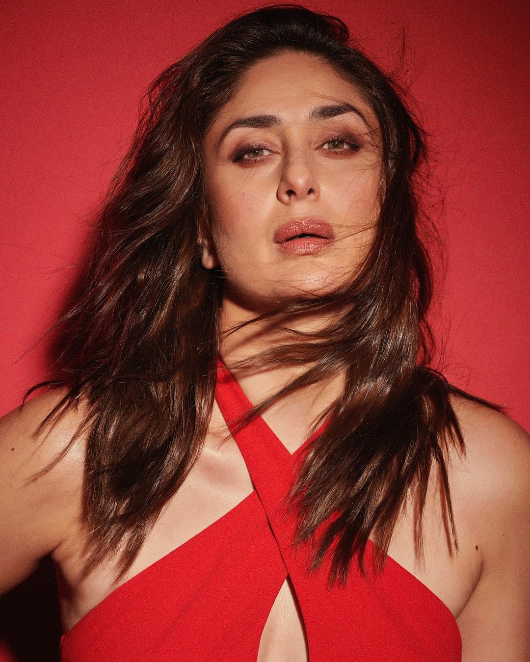 Kareena Kapoor Khan oozes sexiness in the halterneck outfit