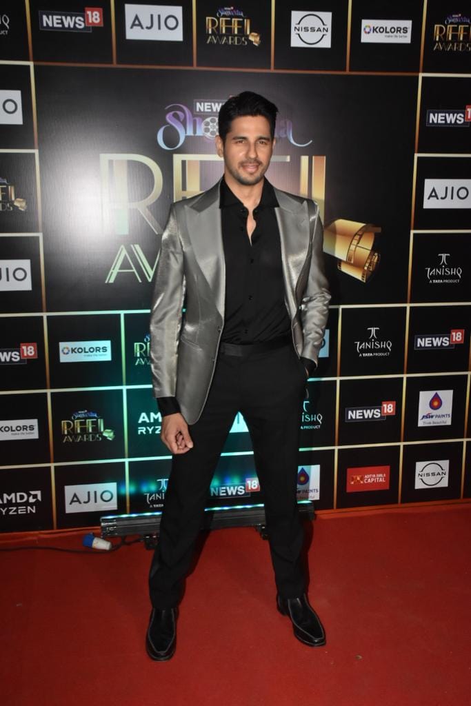 Sidharth Malhotra in black shirt trousers with grey blazer at the News18 Showsha Reel Awards 2023