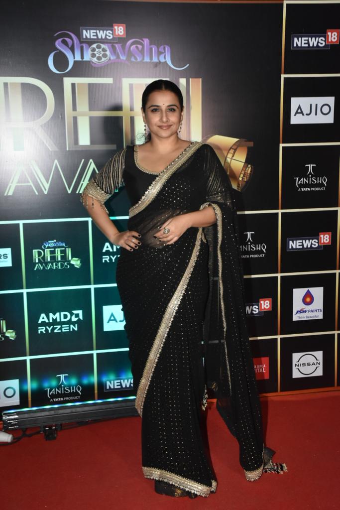 Vidya Balan in black saree at the News18 Showsha Reel Awards 2023