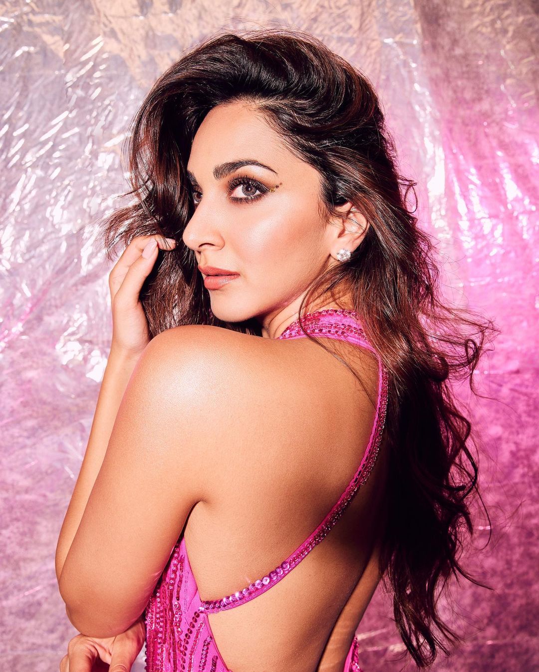 Kiara Advani flaunts her back in the bold pink outfit