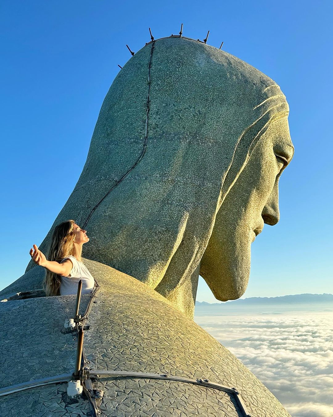 Gisele Bündchen gets the full experience of the Christ the Redeemer sculpture in Rio