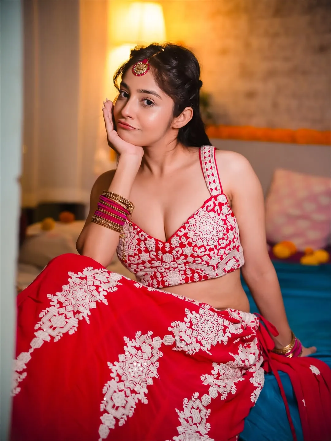 To complete her festive look, Riya adorned herself with classic jewelry pieces that added a touch of royalty.